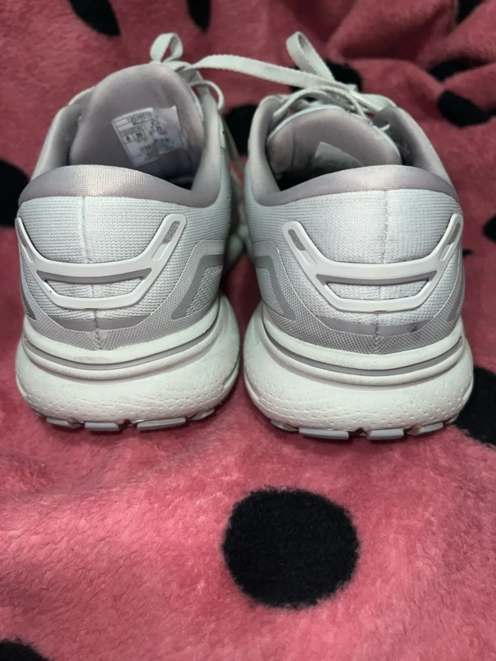 Brooks Women’s Running Shoe in Light Gray and White Size 8